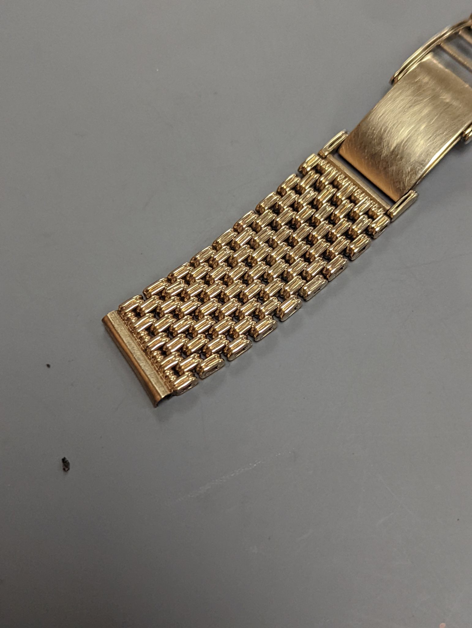 A 1960's 9ct gold watch strap, 15.5cm, with spare link